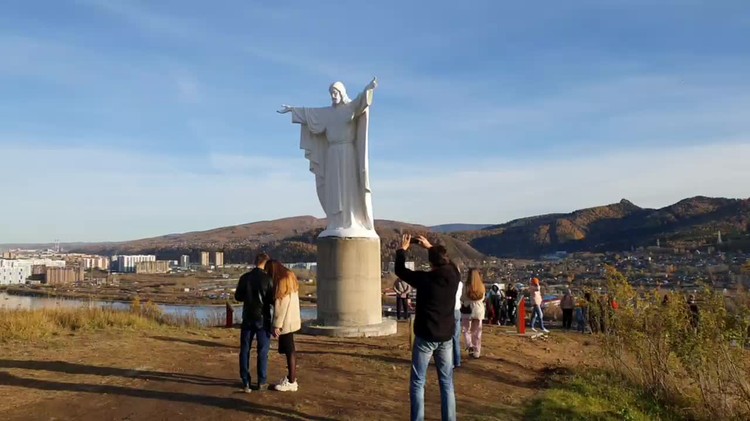 Христос красноярск. Статуя Иисуса Христа в Красноярске. Красноярск Академгородок статуя Иисуса. Статуя Христа Красноярск Академ. Красноярские памятник Иисусу.